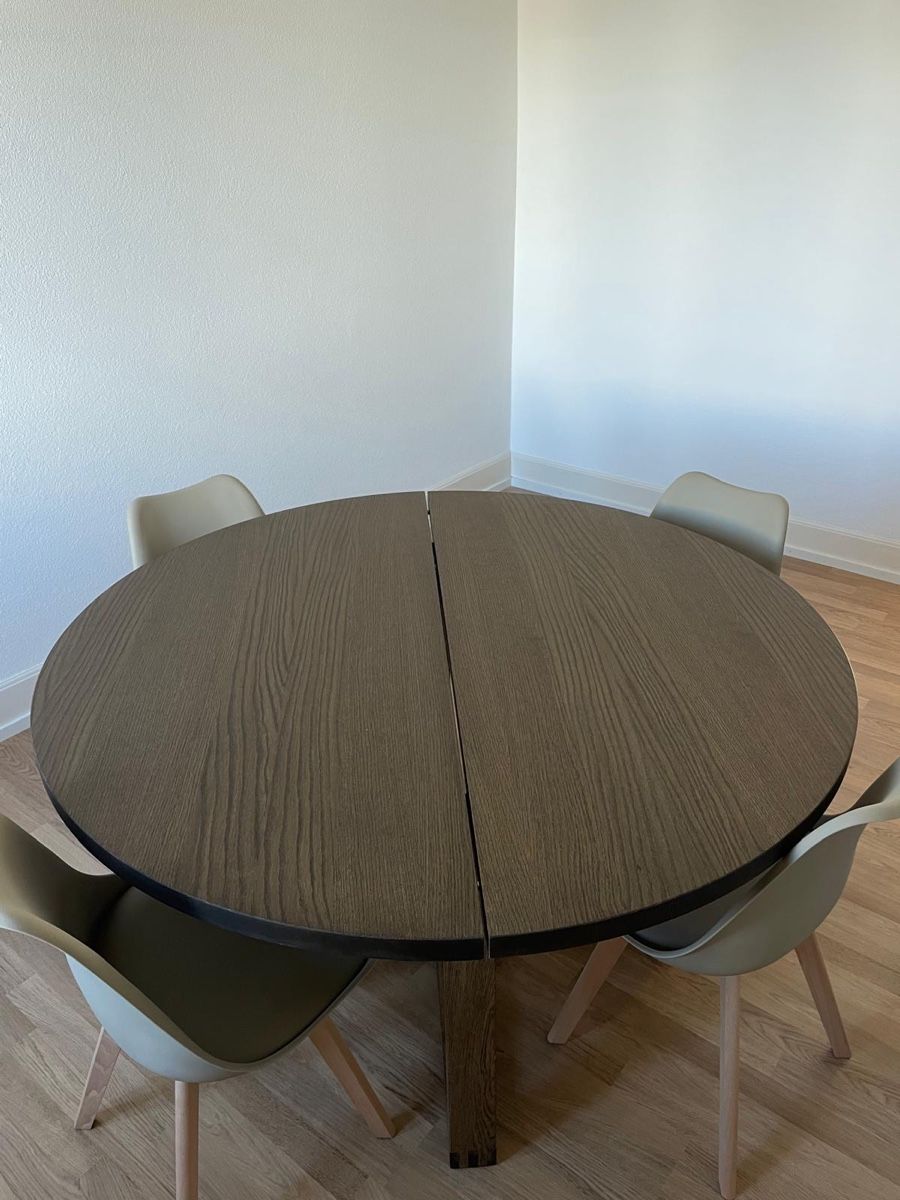 Tische: Tisch (Eichenfurnier) – Gebraucht aus Jona von yan_sg85