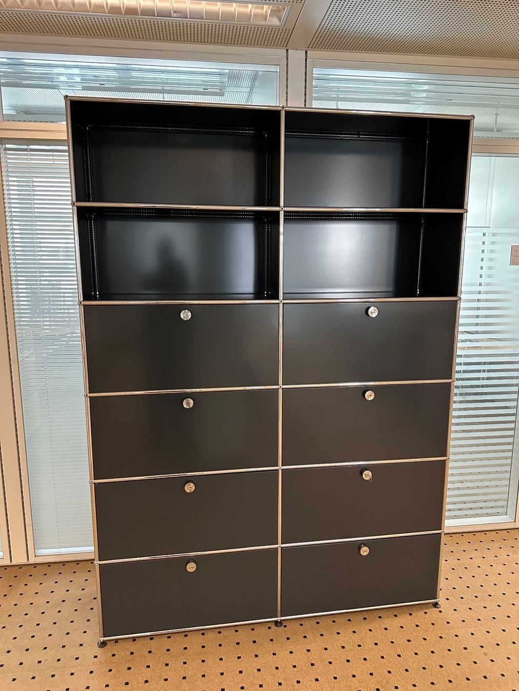 USM Scaffali: USM Highboard 2x6Anthrazitgrau, Top Zustand – Usato da Grenchen venduto da Design-Outlet 2