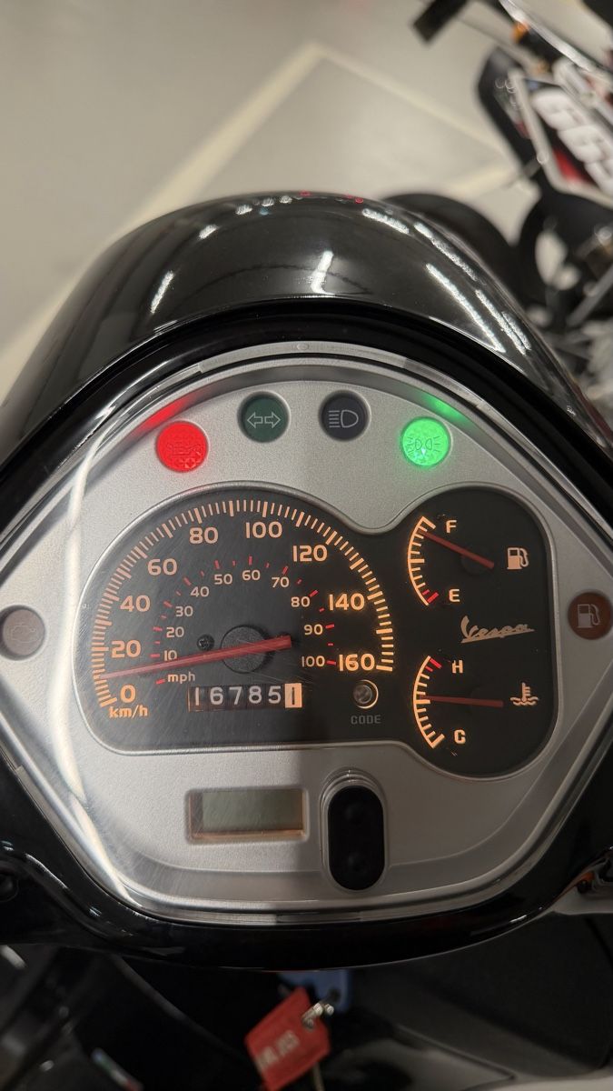 Vespa Scooter: Piaggio Vespa GTS Super 300 – Usato da Zürich venduto da erl_qtz8 4