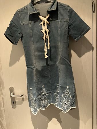 Robe en jean Desigual avec broderies T.38
