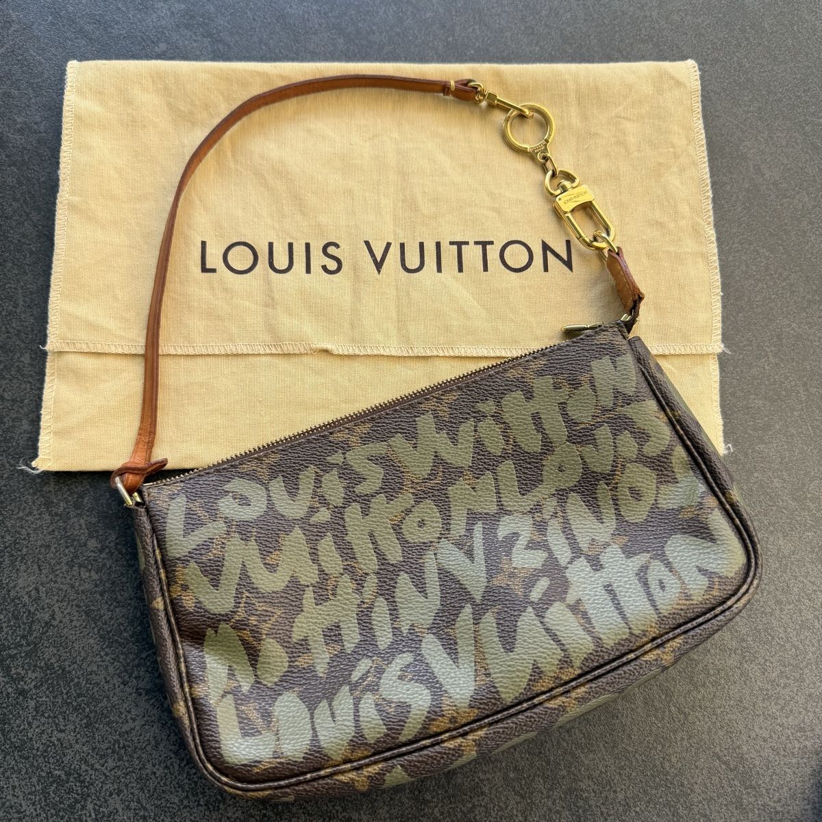 Louis Vuitton Taschen für Damen: Pochette Louis Vuitton & Stephen Sprouse – Gebraucht aus La Tour-de-Peilz von nic_wqf2