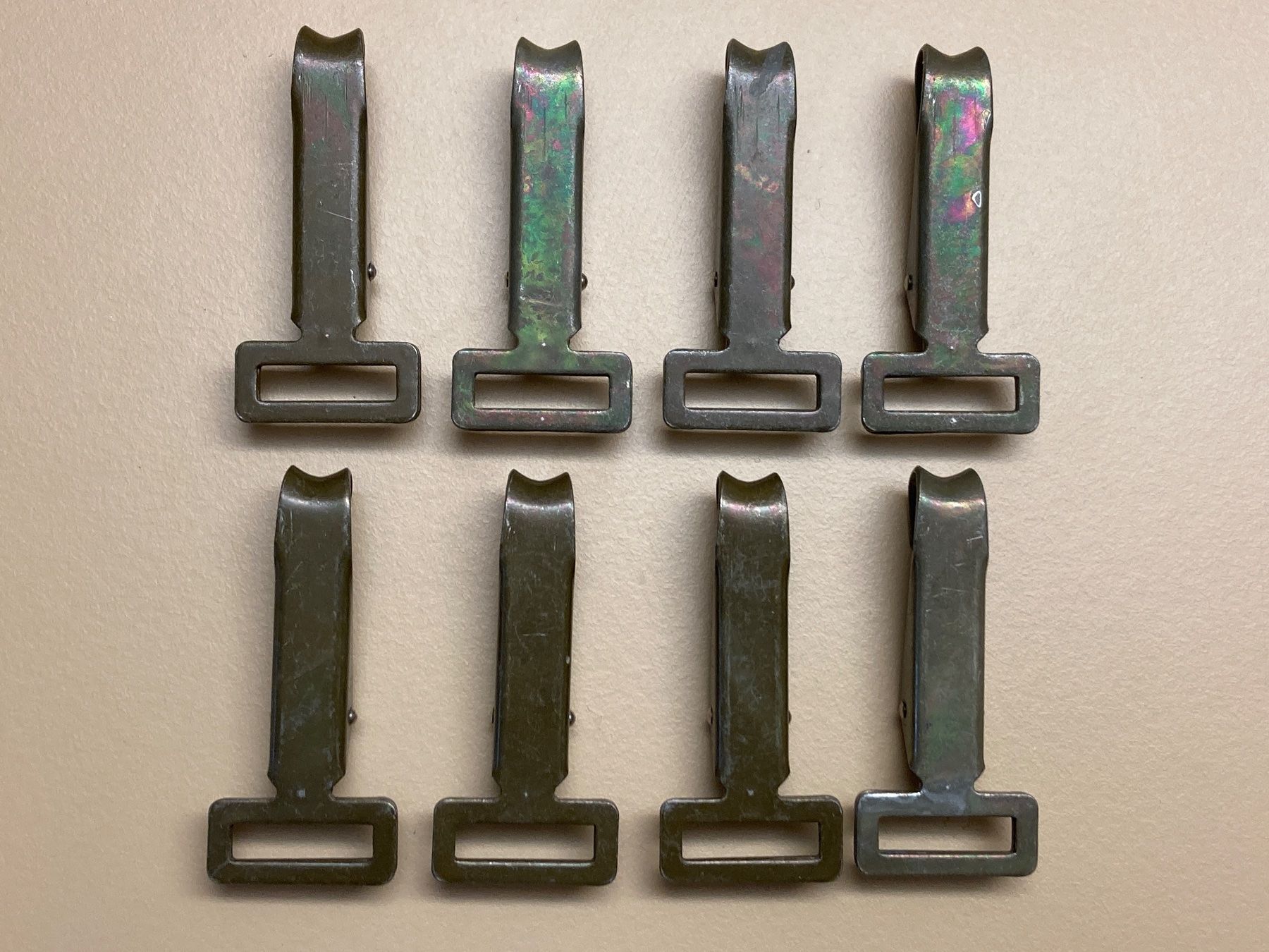 Schweizer Armee Uniformen: 8 Stk. Haken zu Militärrucksack oder TAZ A61 - CH Armee – Neu (gemäss Beschreibung) aus Brütten von Hst1 4