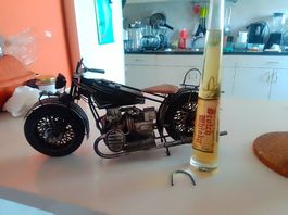 Dekoratives Vintage-Motorrad inklusive einer Flasche Whiskey
