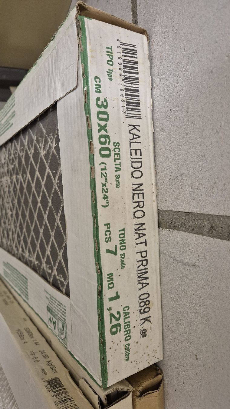 Rivestimenti per pavimenti: Hochwertige Feinsteinzeug-Platte in Anthrazit 13 stk – Nuovo (secondo la descrizione) da Küttigen venduto da Rainmaker116 1