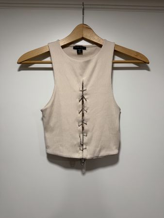 Amisu Crop Top beige mit Kettendetail 
