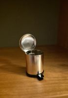 Mülleimer mit Pedal silber für Puppenhaus/Puppenstube
