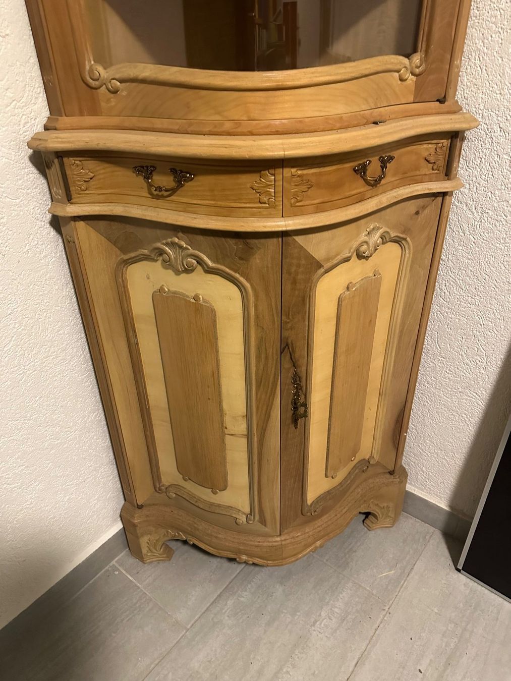 Vetrine: Antiker Eck-Vitrinenschrank Massivholz – Usato da Dübendorf venduto da Shineforyou 3