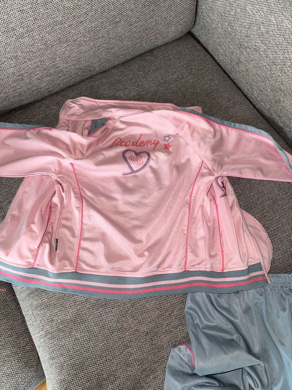 Completi: Trainer Trainingsanzug Mädchen rosa / grau Grösse 110 / 116 – Usato da Aesch ZH venduto da superpotato 3