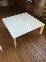 Modernes Design: Salontisch aus Milchglas (100 x100 cm)