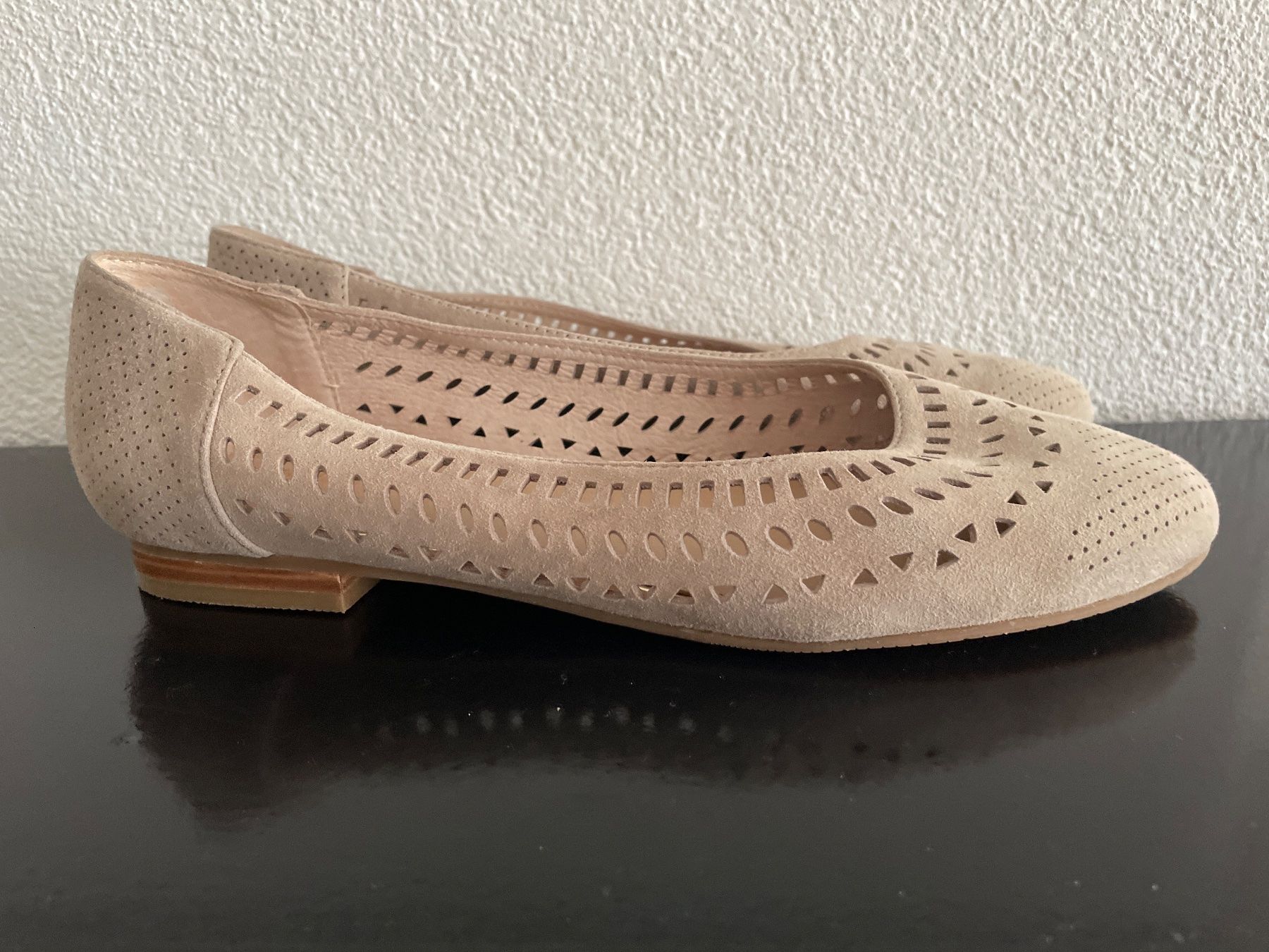 Scarpe da donna: Ballerinas Wildleder beige Gr. 40 – Usato da Ennetbaden venduto da Julia555 1