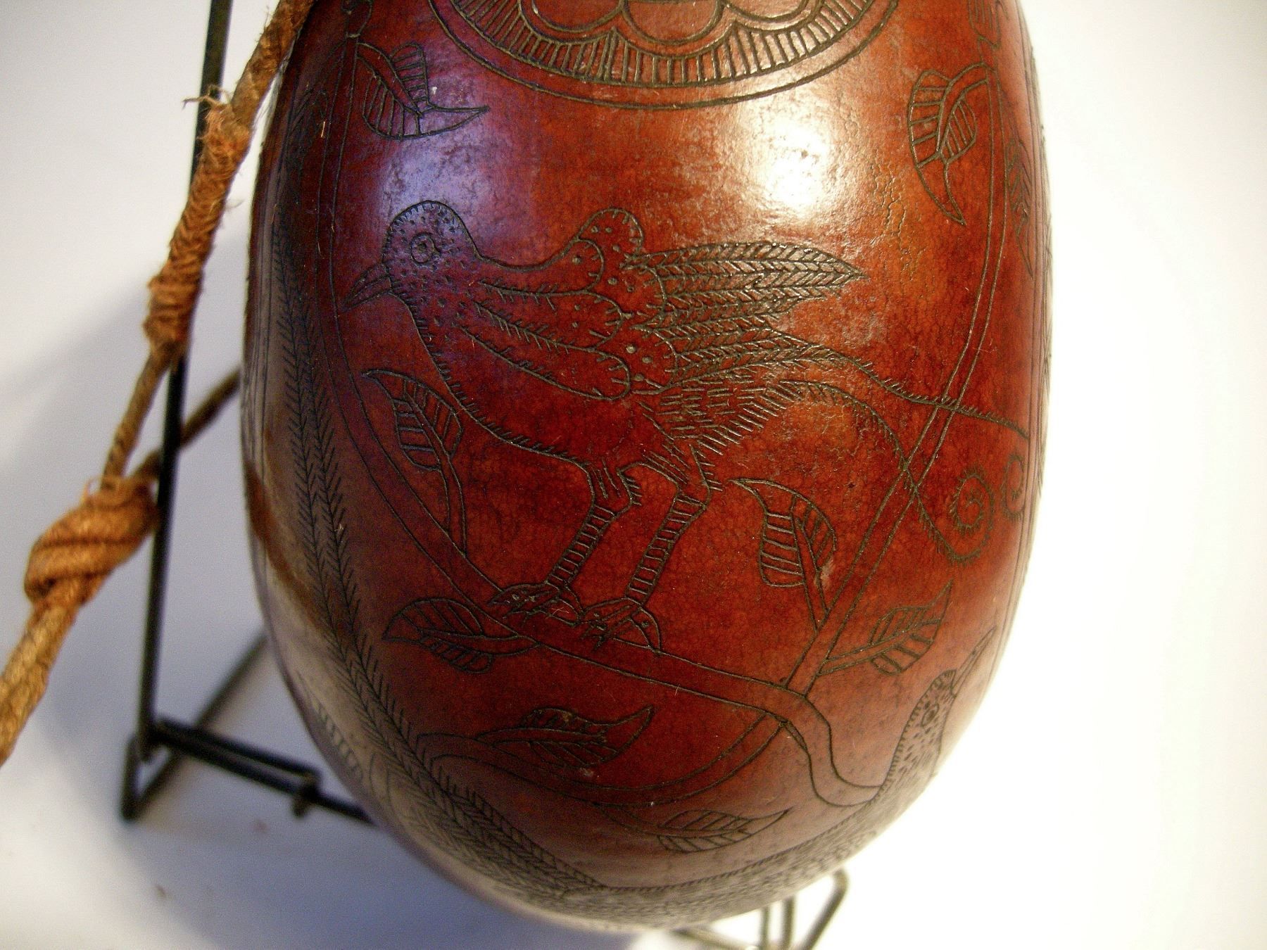 Flaschen: FELDFLASCHE AUS EINER KÜRBIS, KALEBASSE. FRANKREICH, E.18.JH – Gebraucht aus Grandcour von Flowerstyle 7