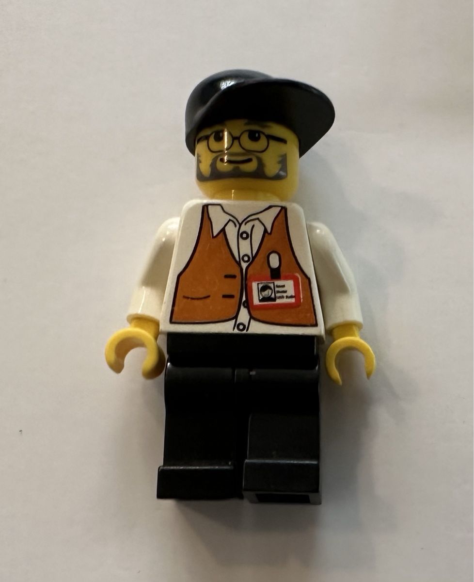 Lego Spielzeuge: 1 Lego Figur mit Kappe & Namensschild – Gebraucht aus Rheinfelden von zim_2hqc