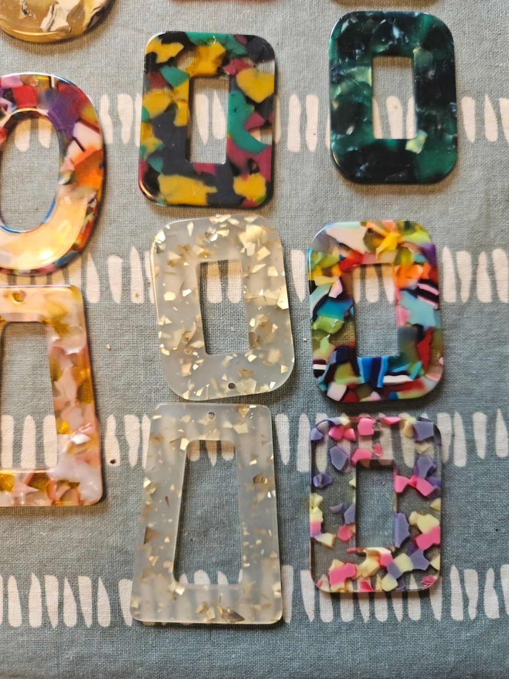 Sonstiger Schmuck: 33 boucles acétate pour bijoux pendentifs – Neu und originalverpackt aus Thônex von lacomtessedesfees 1