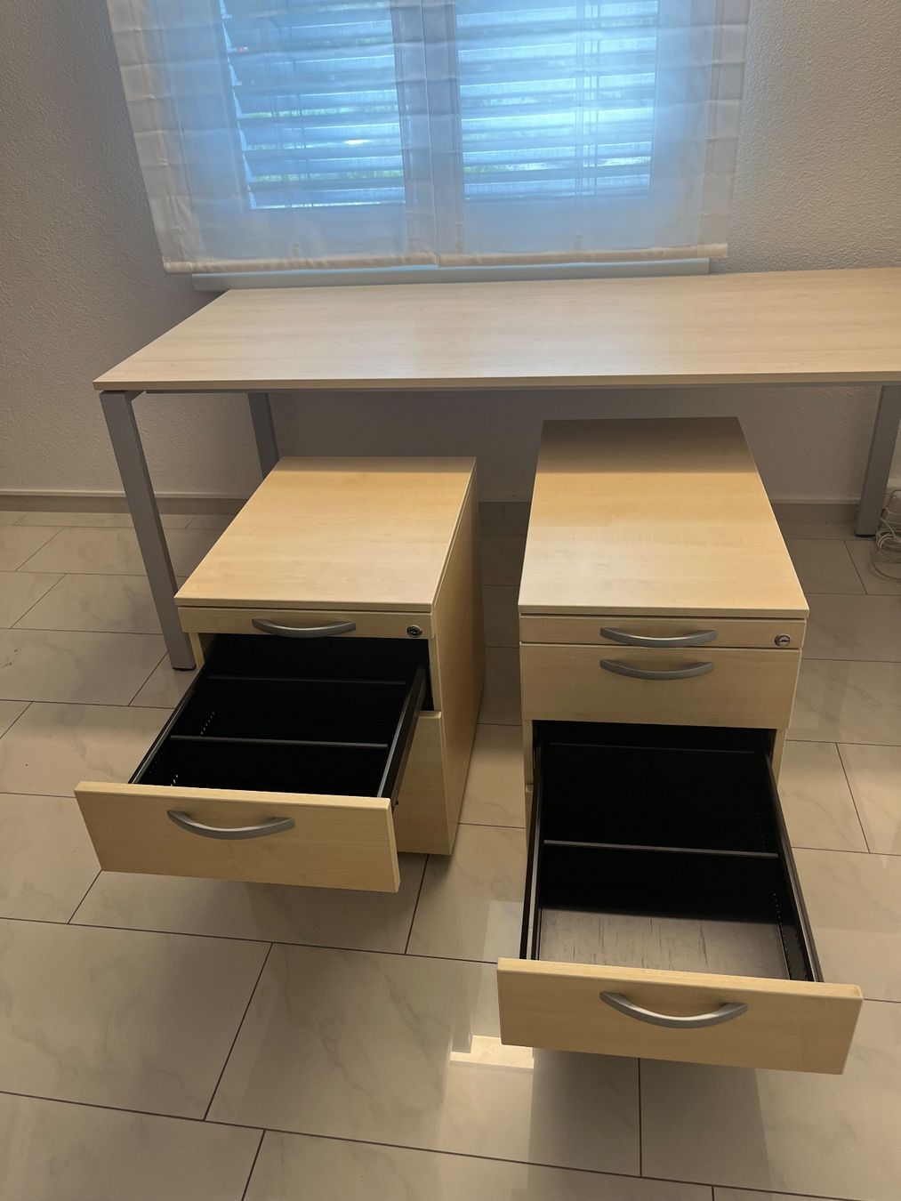 Bureaux: Bürotisch mit 2 Rollcontainern Buche hell Metall – D'occasion à Volketswil par rfu_q9vz 1
