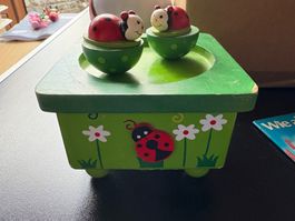 Niedliche Spieluhr mit Tanzenden Marienkäfer Motiv -