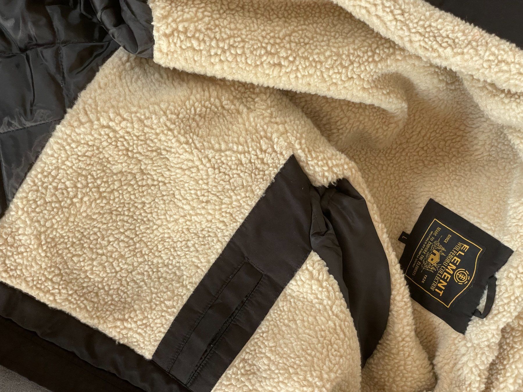 Element Giacche: Element Wolfeboro veste hiver noire Sherpa - L – Usato da Lausanne venduto da verde34256789 4