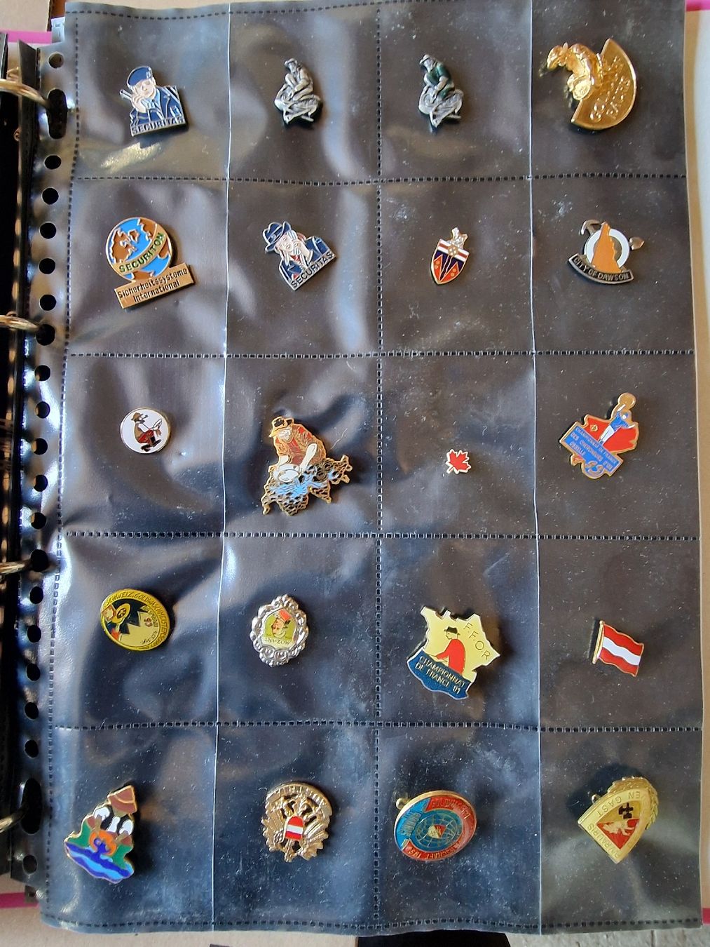 Placchette & Badge: Collection de pins divers dans classeur – Usato da Delémont venduto da youhoucans 4