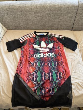 Adidas robe imprimé serpent taille 36 bon état