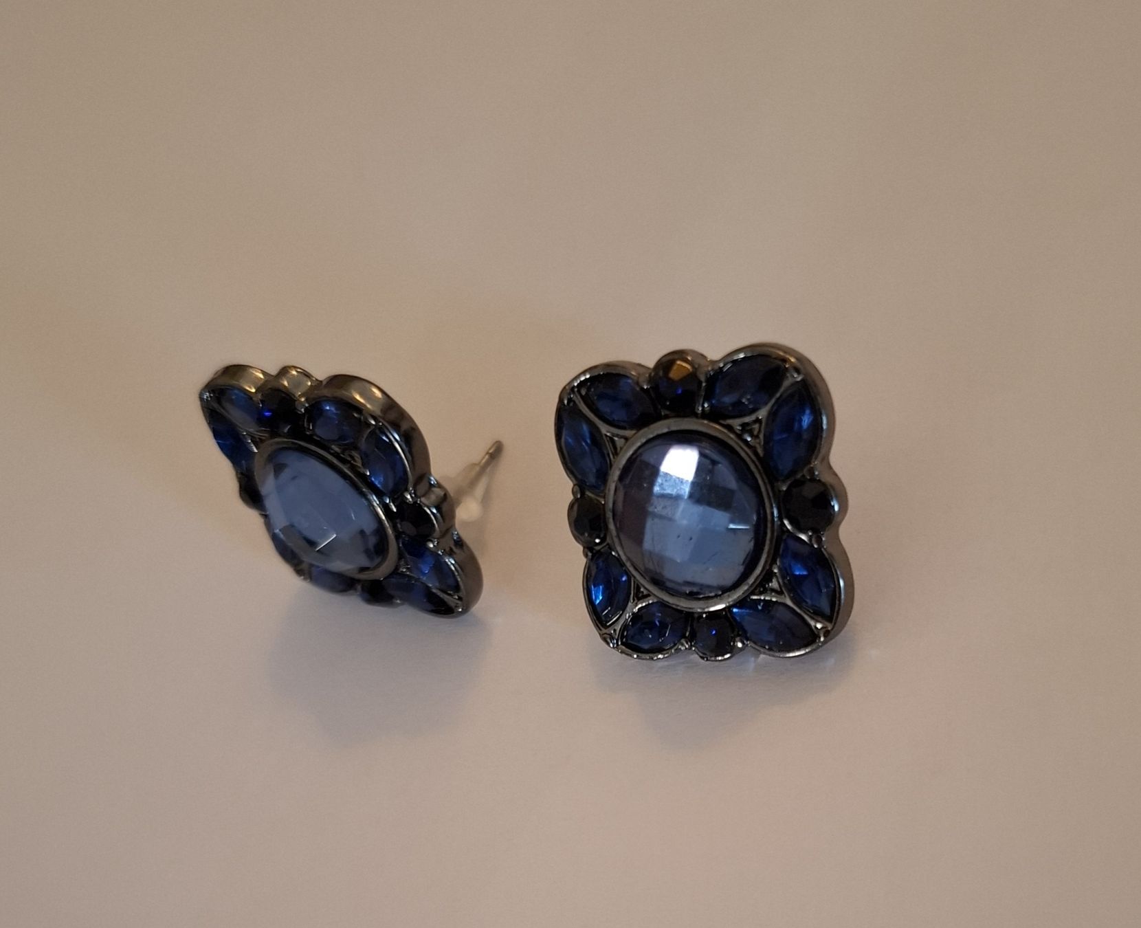 Ohrringe & -stecker: Ohrstecker mit facettierter, blauer Einlage – Neu (gemäss Beschreibung) aus Dietikon von Hirschkopf 2