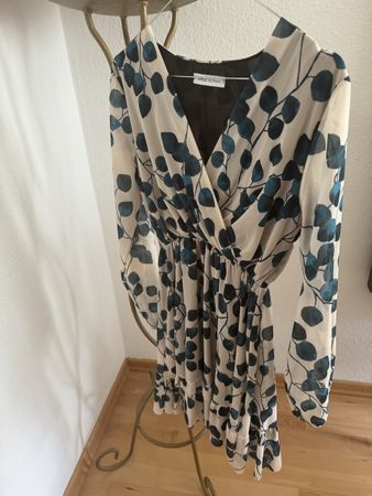 Tailliertes Kleid