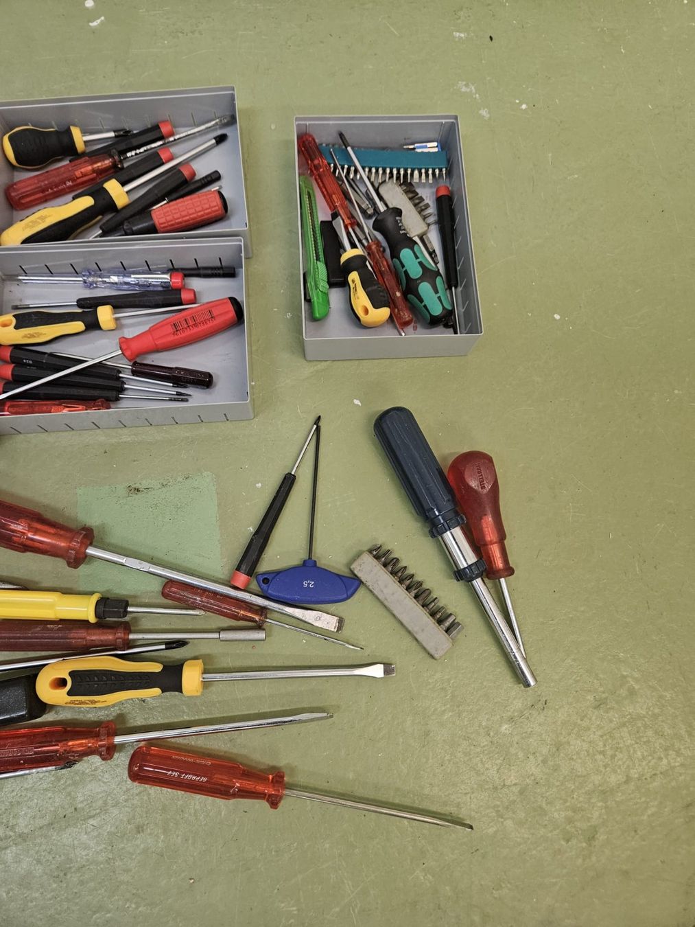Tutti gli attrezzi: Schraubenzieher Konvolut – Usato da Winterthur venduto da Moineau_Mechanics 2