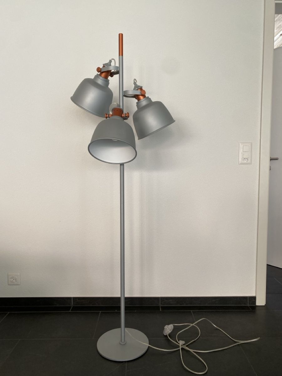 Lampade: Stehlampe Grau mit 3 Lampenschirmen – Usato da Bennau venduto da Balabing