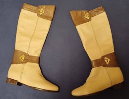 Neue Markenlederstiefel (Italien)