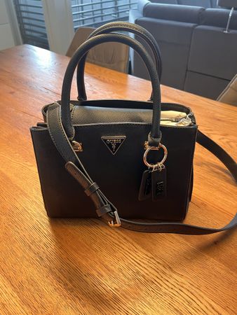 Guess Handtasche schwarz mit Trageriemen neuwertig