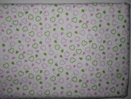 Baumwollstoff weiss mit rosa und grünen Herzli