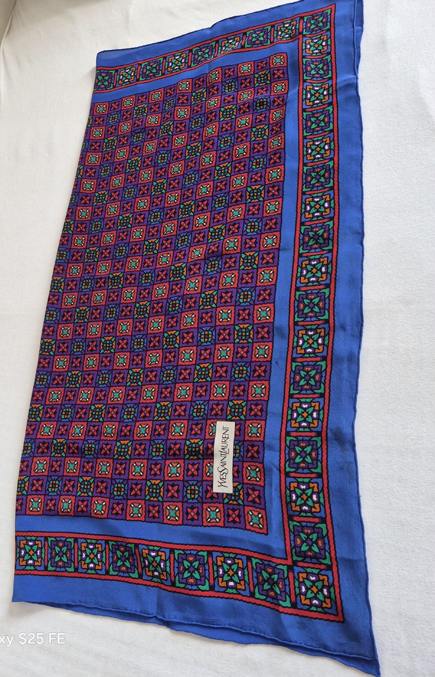 Saint Laurent Foulards, Tücher & Schals: Grand Foulard YSL  – Neu (gemäss Beschreibung) aus Bern von dasgesuchtobjekt 3