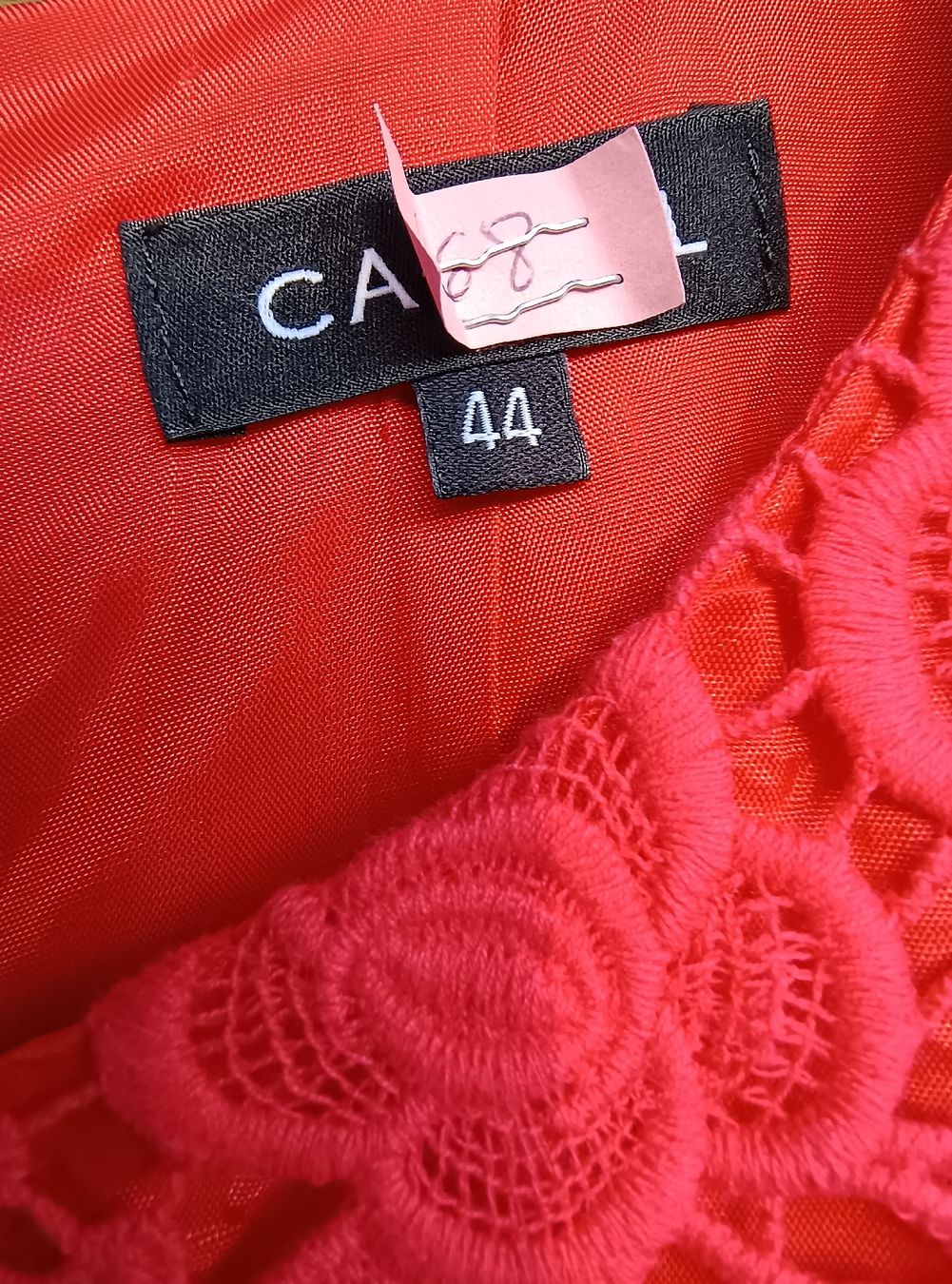 Caroll Vestiti: Robe Caroll taille 44 rouge comme neuve – Nuovo (secondo la descrizione) da Genève venduto da Brachiopode 5