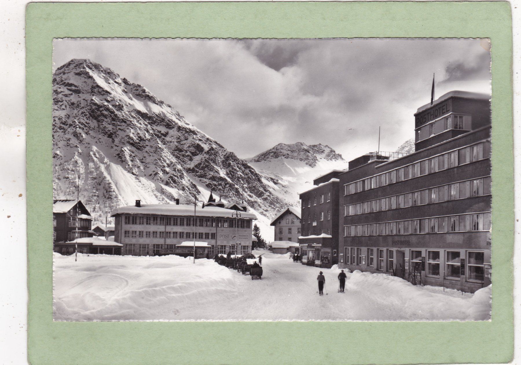 Cartes postales: Arosa Bahnhofplatz mit Posthotel 1954 – D'occasion à Herisau par Lisegrat2008