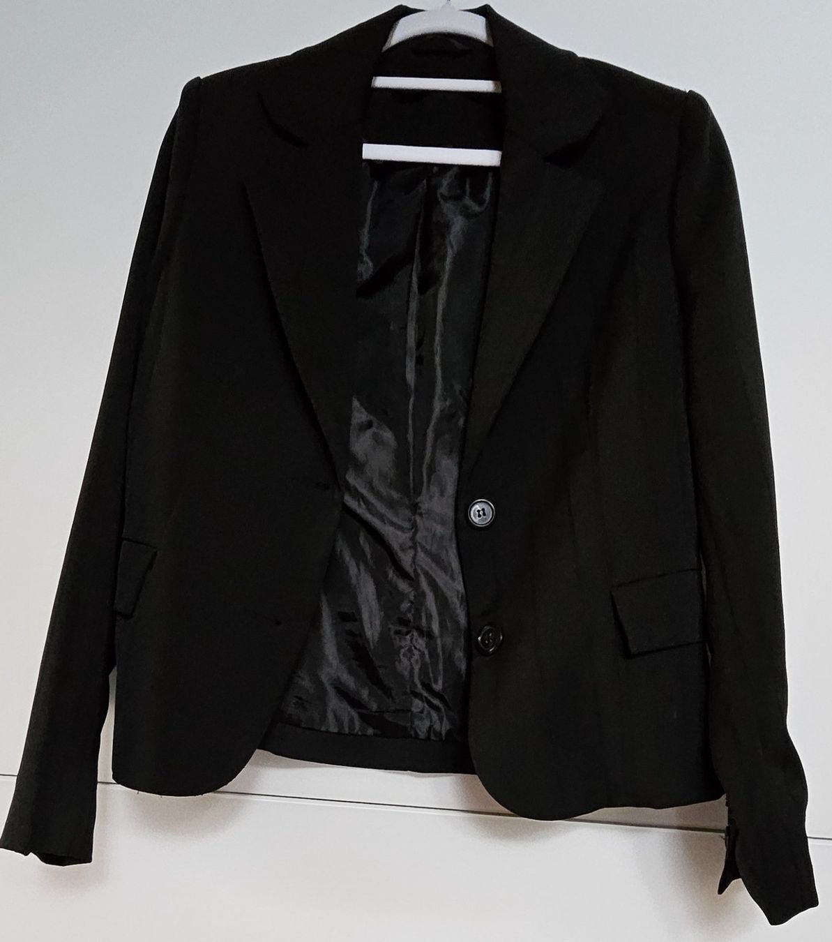 Jacken: Schwarzer Blazer Gr. 34/36 mit Perlenstickerei – Gebraucht aus Wimmis von sal_rj9j