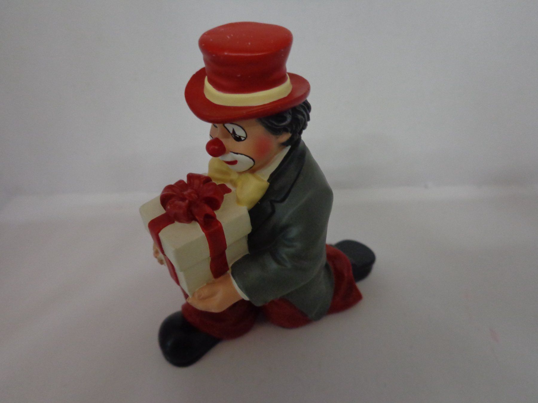Statuette: Gilde Clown knieend mit Geschenk Hut rot – Nuovo (secondo la descrizione) da Liestal venduto da Gecko16