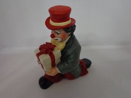 Gilde Clown knieend mit Geschenk Hut rot