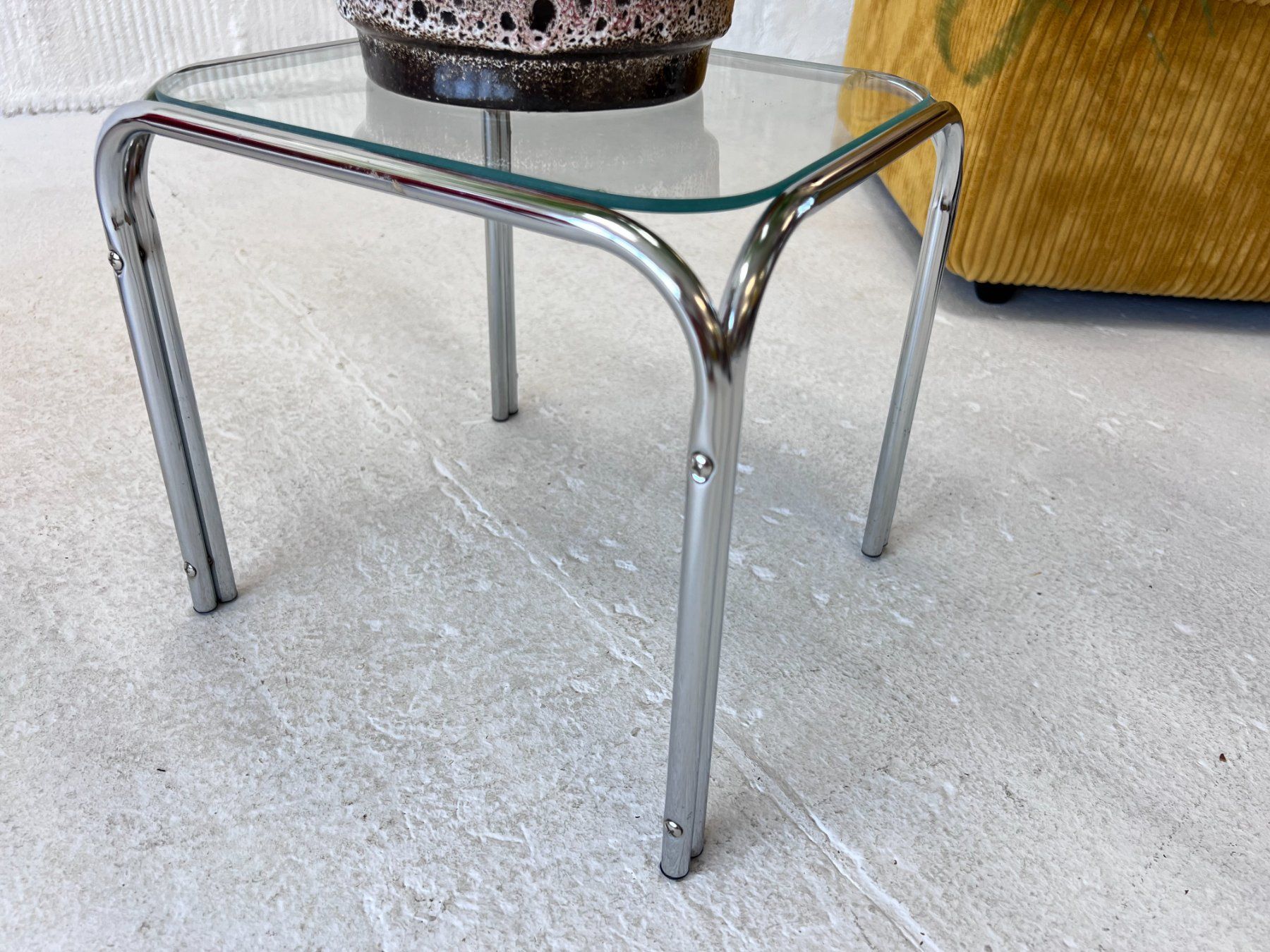 Tische: Vintage Tisch - Blumentisch – Gebraucht aus Walzenhausen von stilvollwohnen 1
