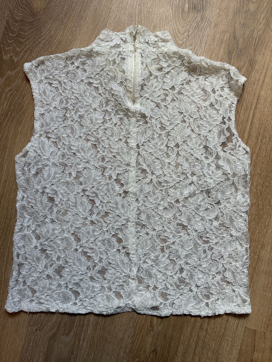 Top: Top en dentelle blanc crème, t.38/M – Usato da Tavannes venduto da Thriftshop 1