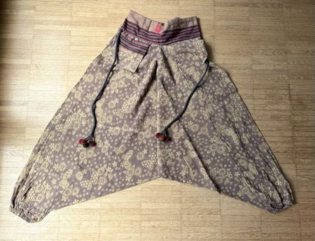 Hoahose mit Blumenmuster, Grösse M