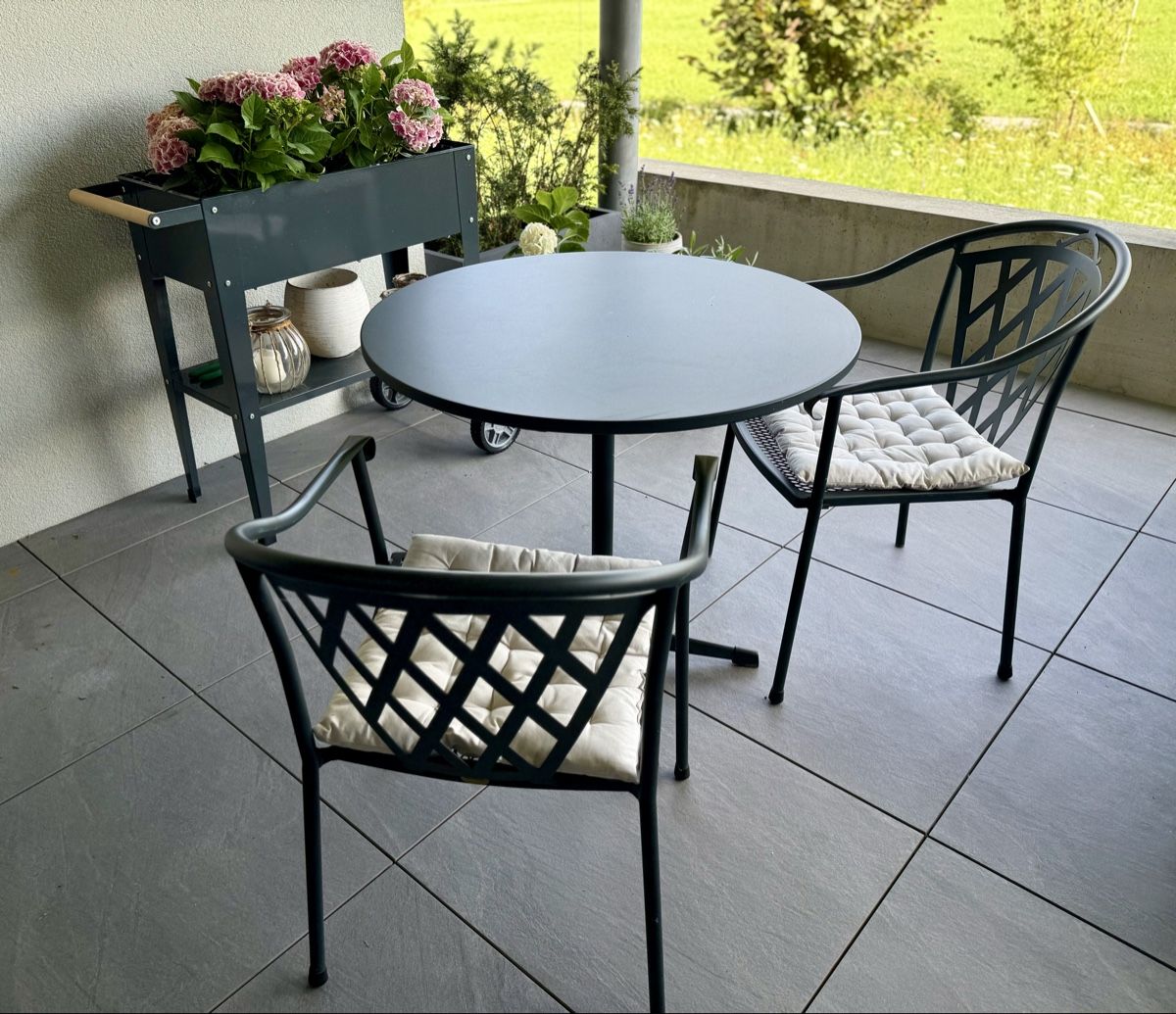Set di tavolo e panche: Gartentisch (Set) mit 2 Stühlen – Usato da Rapperswil-Jona venduto da mayyday