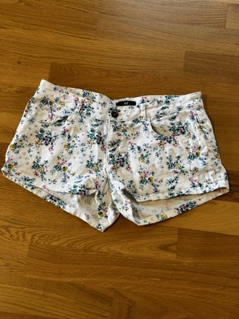 H&M Damen Shorts Gr. 36 – Weiss mit Blumenmuster