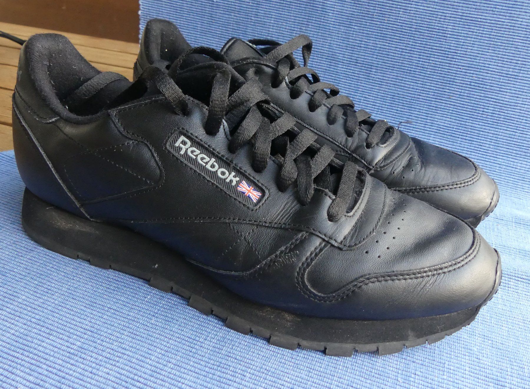 Reebok Chaussures hommes: Reebok Classic Leather Sneaker, Schwarz,  Gr. 43 – D'occasion à Kehrsatz par