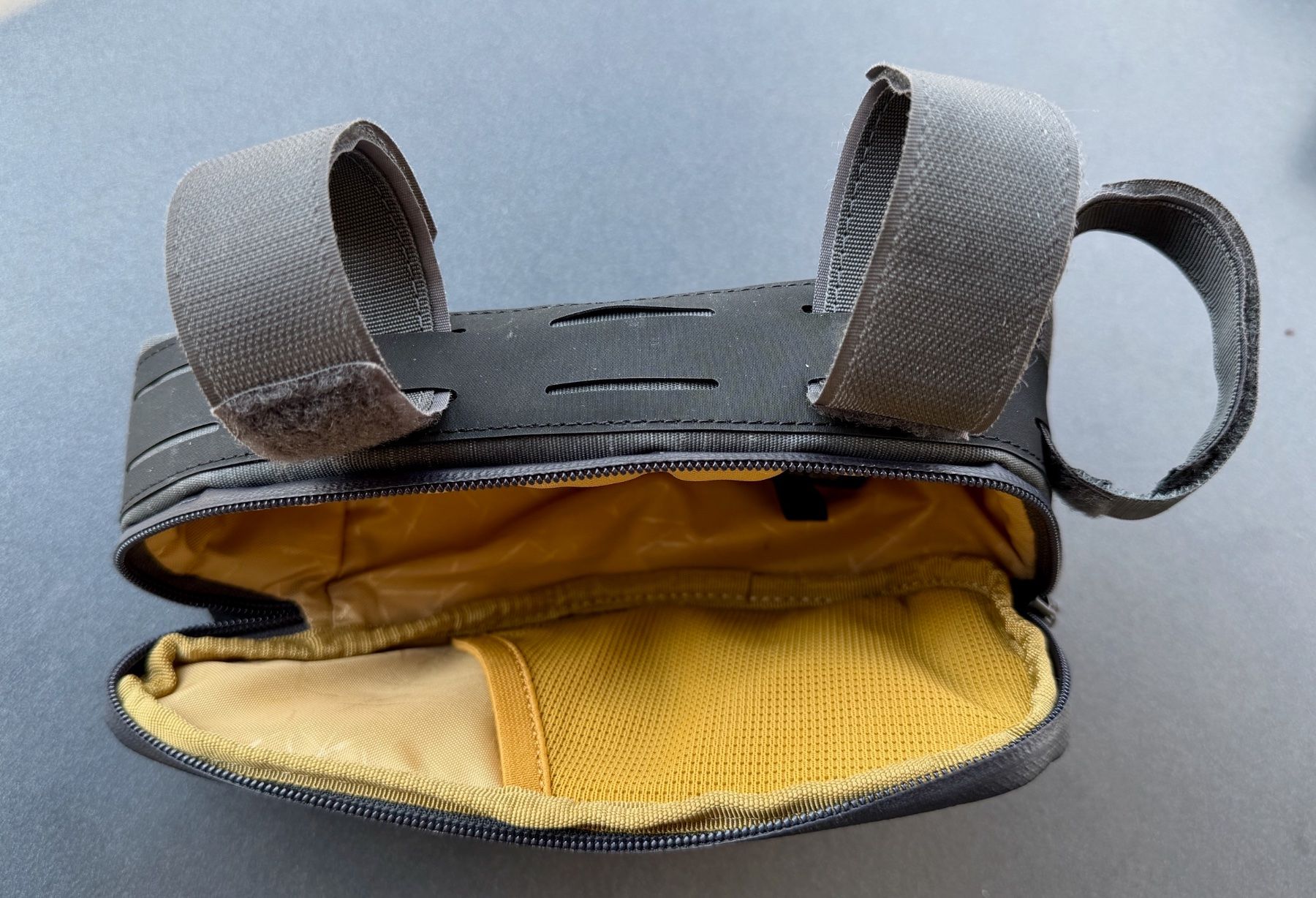Evoc Borse: Evoc Multi Frame Bag, grau meliert, 0.7 Liter – Usato da Zürich venduto da Olid-ZH 2
