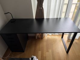 Schreibtisch schwarz mit Schubladen und Lampe guter Zustand