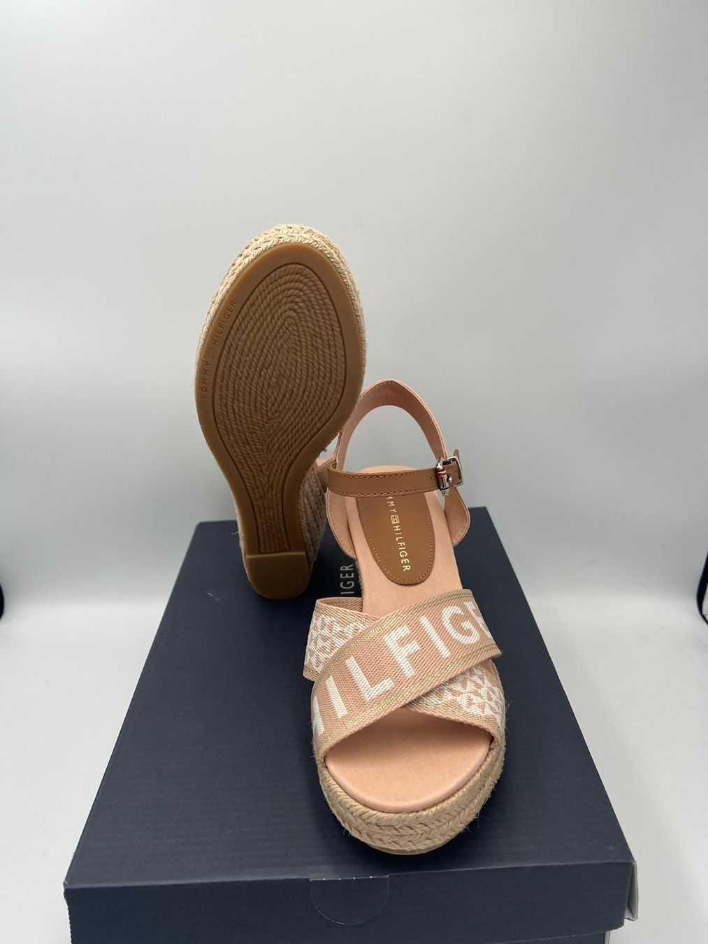 Tommy Hilfiger Scarpe da donna: Tommy Hilfiger Sandalen Grösse 37 – Nuovo e nell'imballaggio originale da Wiedlisbach venduto da Sistershop 2