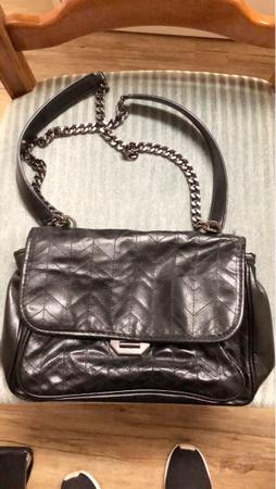 Elegante schwarze MNG Handtasche mit Kette, Top Zustand!
