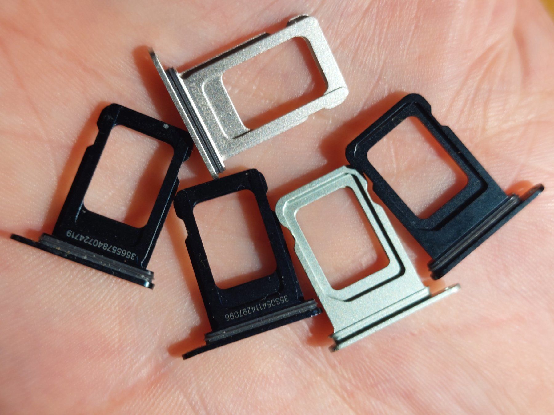 Apple Telefoni cellulari / Smartphones: SIM-Trays ab iPhone 12 in diversen Farben – Usato da Adelboden venduto da rol_4zgi