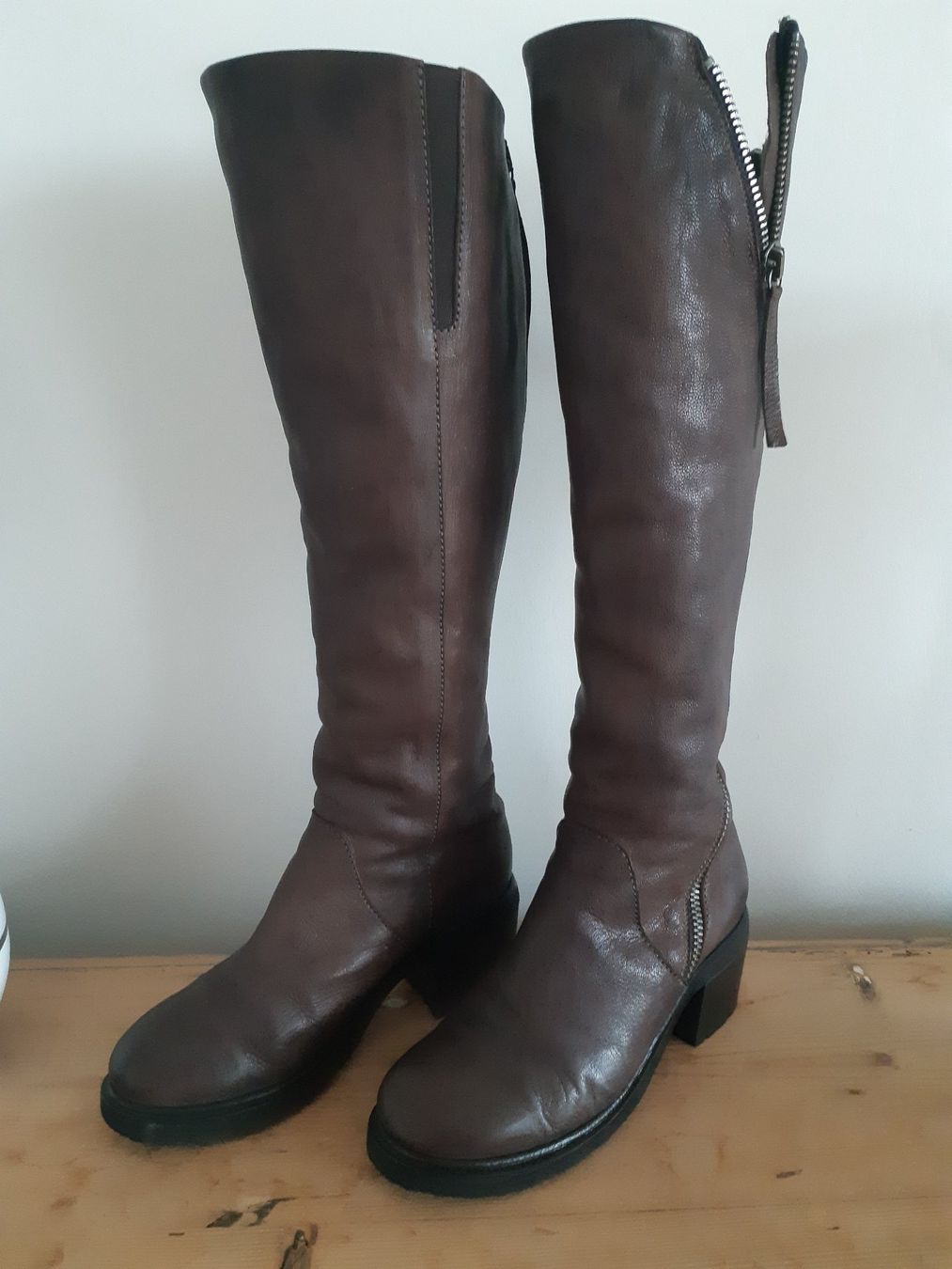 Scarpe da donna: Bottes hautes en cuir - Onid Studio – Usato da Montreux venduto da kubo