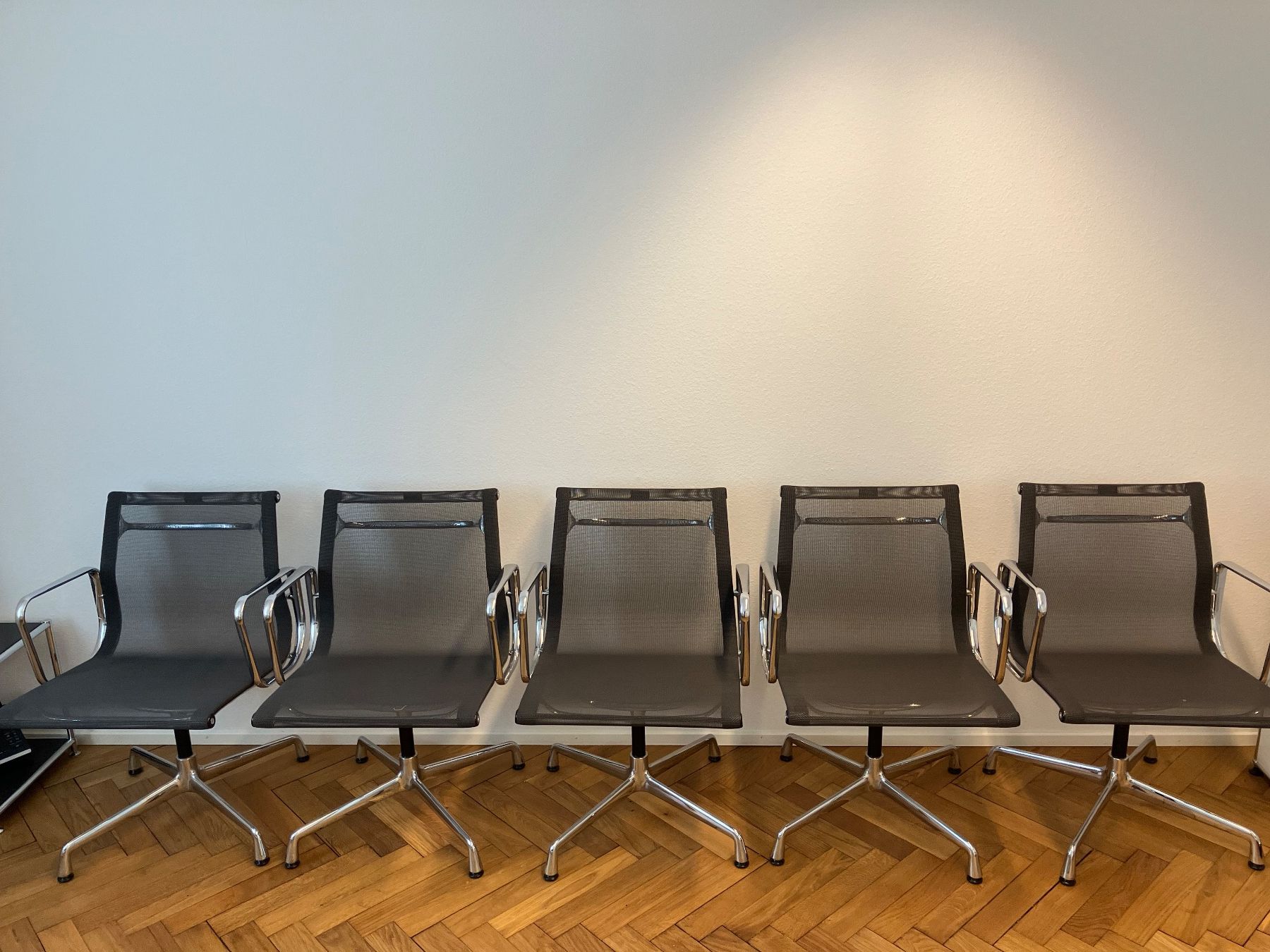 Vitra Sedie: 5 Stk. Vitra Eames EA 108 Aluminium Chair Netz – Usato da Luzern venduto da Lula_19