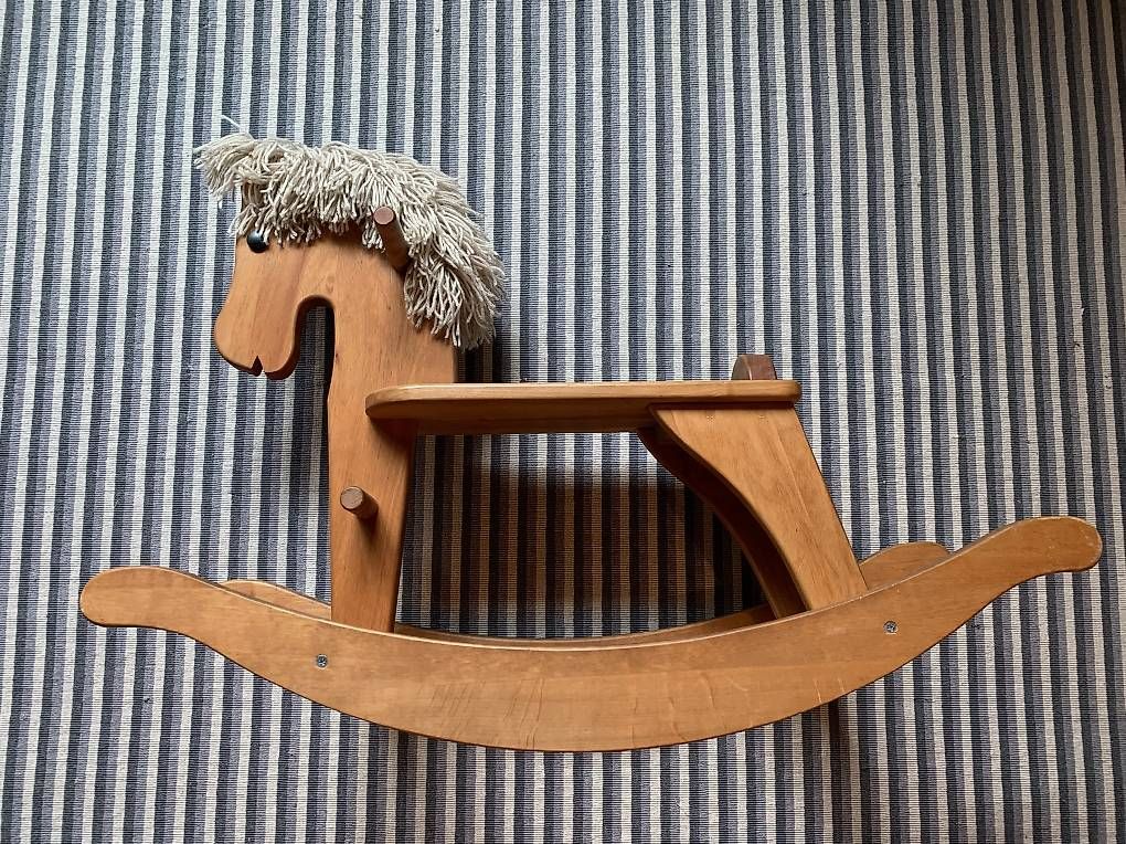 Jouets: Holzpferd Schaukelpferd – D'occasion à Zofingen par zofredam