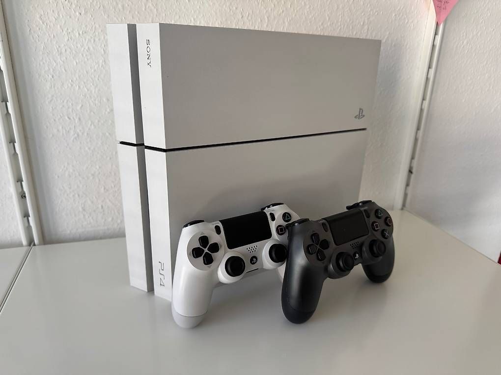 Sony Consoles: PlayStation 4 - 500GB, Glacier White + 2 Controller – D'occasion à Zürich par Rolf172